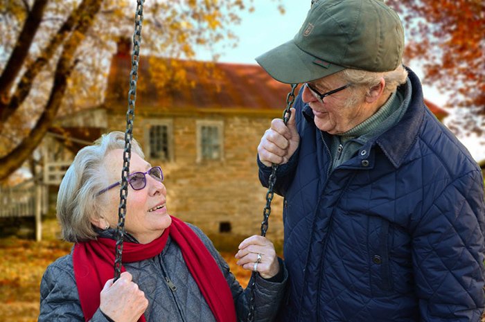 Glücksiches Paar, Senioren im Park, Pflegereformen, Pflegeimmobilien kaufen